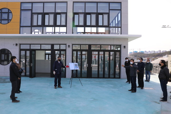 오규석 기장군수가 28일 오후 기장군 일광면 이천항 ‘이천 수산물직매장’ 건립공사 현장을 방문해 추진현황을 점검하고 있다.