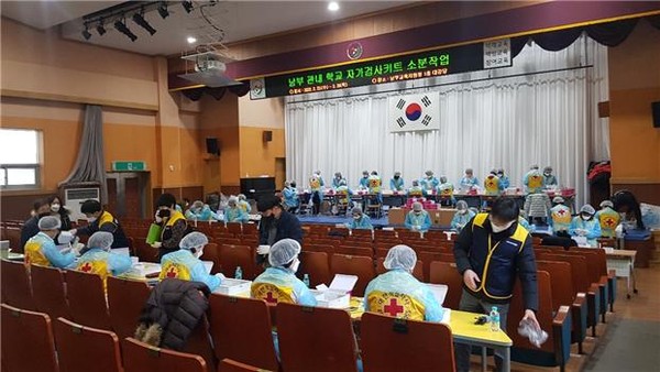 신속항원검사 키트 소분작업 현장 사진. [사진=부산시교육청]