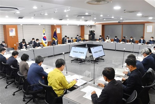 부산시가 23일 시청에서 국비 발굴 전략회의를 진행하고 있다. [사진=부산시]