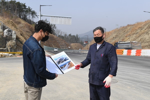 오규석 기장군수가 25일 오후 장안IC 접속도로 임시개통 현장을 찾아 점검하고 있다. [사진=기장군]