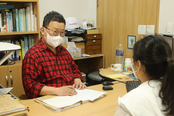 온종합병원 행동발달증진센터 김상엽 소장이 환자를 진료하고 있다. 김 소장은 발달장애 아동들이 병원에 와서 진료받는 것에 거부감을 느끼지 않도록 의사가운을 입지 않고 진료를 본다.[사진=온종합병원]