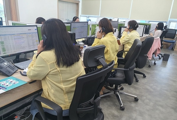 보건소 상황실 직원들이 전화 응대를 하고 있다
