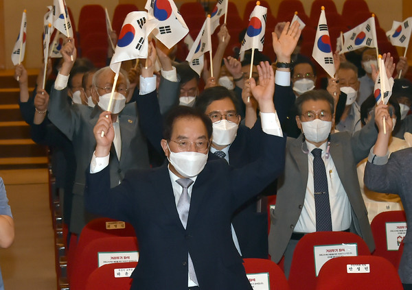 하윤수 부산시교육감이 제77주년 광복절을 맞아 15일 오전 10시 부산시청 대강당에서 박형준 부산시장 등 100여 명이 참석한 가운데 열린 경축식에서 광복절 노래를 제창하고 만세삼창을 하고 있다. [사진=부산시교육청]