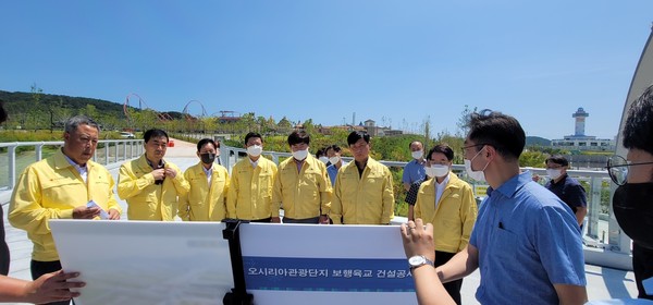 부산시의회 건설교통위원회가 18일 부산 기장군 오시리아 관광단지를 찾아 현장을 점검하고 있다. 사진 : 부산도시공사 제공