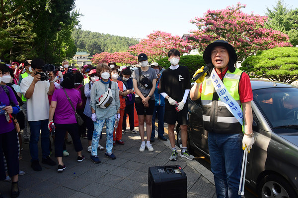 지난달 진행된 깨끗한 동래 만들기 환경정비의 날 캠페인 모습. [사진=동래구]