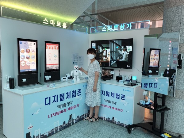 부산 기장군청 1층 로비에 마련된 디지털 체험존에서 한 군민이 디지털 체험을 하고 있다. [사진=기장군]