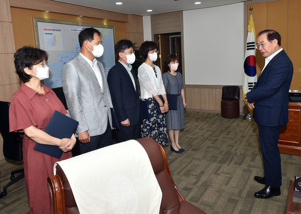 하윤수 부산시교육감이 25일 오전 부산시교육청 교육감실에서 9월 1일자 5급 이상 지방공무원 승진자 6명에게 인사발령장을 수여하고 있다. / 사진 : 부산시교육청 제공