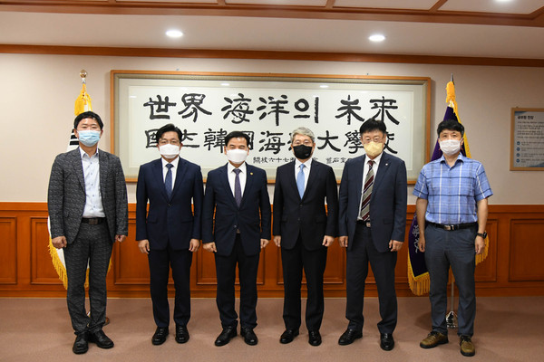 지난 24일 한국해양대 대학본부에서 도덕희 총장(왼쪽 세 번째)이 우철문 부산경찰청장(왼쪽 네 번째)과 간담회를 갖고 기념촬영을 하고 있다. [사진=한국해양대]