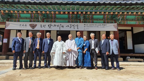 지난 27일 서울 봉은사 선불당 앞에서 송암 김진량 작가 특별전시회 첫날 김진량 작가(사진 오른쪽 다섯 번째)와 참석자들이 전시회를 관람한 뒤 기념촬영을 하고 있다. [사진=봉은사]