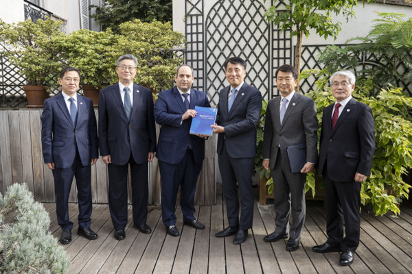 부산시와 정부대표단은 7일 프랑스 파리에 소재한 국제박람회기구(BIE) 사무국을 방문해 2030부산세계박람회 유치계획서를 제출하고 있다. 유치계획서를 중심으로 오른쪽 장영진 차관, 왼쪽 드미트리 케르켄테즈 BIE 사무총장. [사진=부산시]