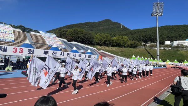 24일 부산 아시아드주경기장에서 열린 ‘제33회 부산시민체육대회’에서 각 종목별 기수단이 입장하고 있다. / 사진 : 부산시체육회 제공