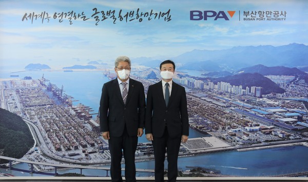 진규호 부산항만공사 경영본부장(왼쪽)과 노정석 부산지방국세청장이 지난 29일 부산항만공사에서업무협력 방안을 논의하고 기념사진을 찍고 있다. [사진=부산항만공사]