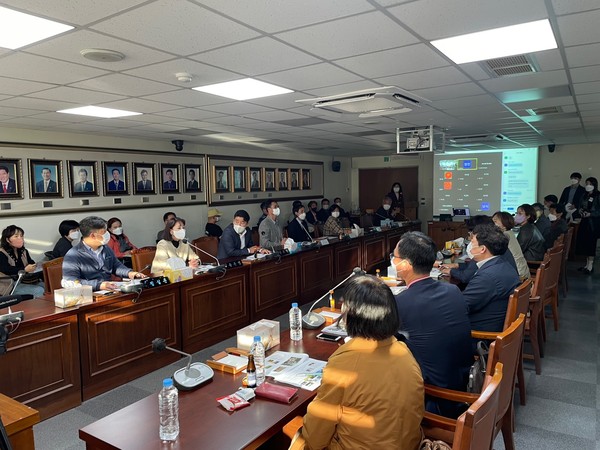 지난 11일 오후 양산시의회 회의실에서 '양산꼬리치레도롱뇽' 멸종 위기에 대처하는 심포지엄이 진행되고 있다. [사진=유동균 기자]