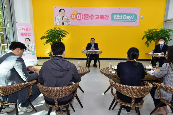 13일 오후 부산시교육청 별관 교육감 소통공감실에서 진행된 ‘제4회 교육감 만난Day’ 행사에서 하윤수 부산시교육감(가운데)이 일광신도시 학부모와 소통하고 있다. [사진=부산교육청]