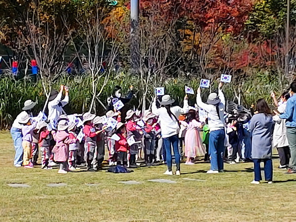 부산 기장군 정관읍 어린이집 원아들이 오는 22일 길놀이 퍼레이드에서 재현할 3·1만세운동을 연습하고 있다. [사진=기장군]