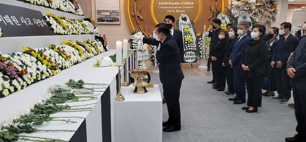 신한춘 회장, 부산시청 합동분향소 찾아 희생자 애도