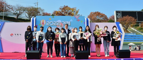 12일 경남 거제시 거제종합운동장에서 ‘2022년 거제 어린이 축제(1권역)’가 진행되고 있다. [사진=거제시]