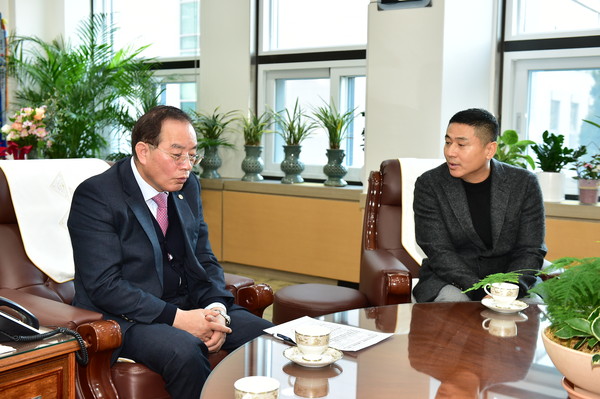 지난 23일 오전 부산시교육청에서 하윤수 부산시교육감(왼쪽)이 롯데자이언츠 전설 박정태 감독을 만나 대연초 야구부 해체 대응 방안을 논의하고 있다. [사진=부산교육청]