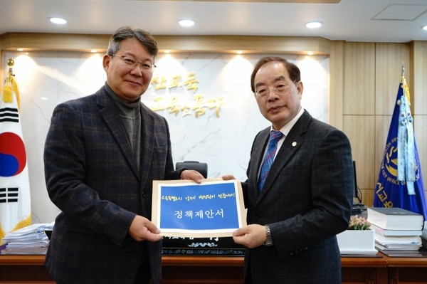 변성완 부산 강서구 후보, 하윤수 교육감에게 강서 교육 정책제안서 전달