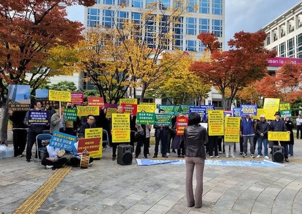 [지난 11일 부산시청 앞 기자회견 장면. [사진=해운대 마린시티 아파트 주민]