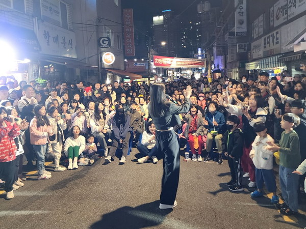 지난해 빛나는 연지 야시장 공연 장면. [사진=부산진구청]